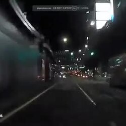 뛰는 동작부터 어디 좀 모자란사람같은데..gif