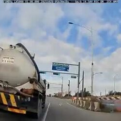탱크로리차가 깜빡이만 켰어도 사고안났을듯..gif