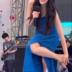 무대에서 힐벗은 한국 여가수
