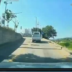 3차선으로 그냥 서행하면서 가면 되는데.gif