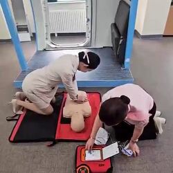 CPR 실습 하는 항공과 여대생.mp4