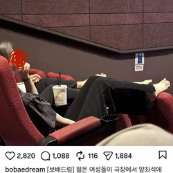 젊은여성들이 앞좌석에 발 을 올렸습니다.jpg