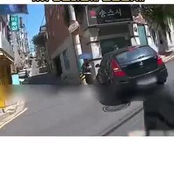 충돌하고 풀악셀 밟는 김여사
