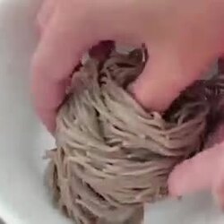 직접 뽑은 메밀냉면 야무지게 드시는 어머님