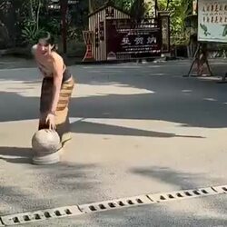 한 팔로 버티는 누나