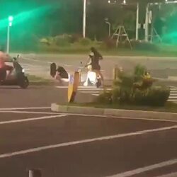 너네들은 자전거 타고 다녀라