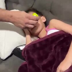 자고있는 딸내미 입에 레몬즙을 먹이는 아빠