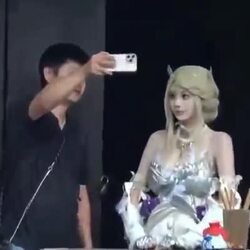 코스어 누나 옆에서 많이 긴장한 남자