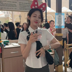 롯데월드 교복이 잘어울리는 30대 누나.jpg