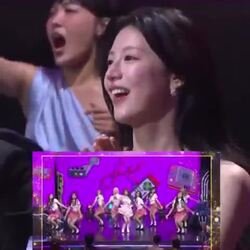 앞에 고윤정이 있는데 뒤에 더 시선이 가는 짤