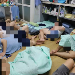 실제로 발 못 뻗고 있다는 수감자들.jpg