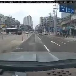 브레이크도 안 밟고 핸들만 꺽으니 저런 사고가 생기죠..gif