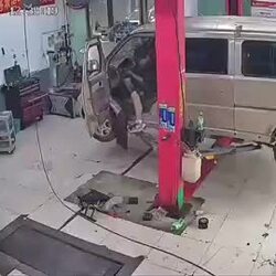 휴대폰에만 정신팔렸던 중국 정비사.gif