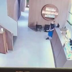 강남의 한 스파] 고객님이 빵을 사오셨다.mp4