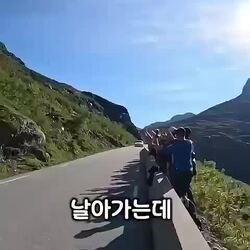 윙슈트 선수들이 헬멧을 쓰는 진짜 이유.mp4