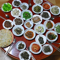 반찬은 엄청 많은데 뭔가 구심점이 실종된듯한 밥상.jpg
