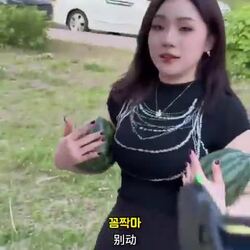 커플, 총이 작다 놀려서 쏴버리는