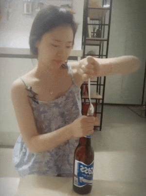 맥주 병따개녀 숟가락 병따기 얼굴에 뚜껑 맞는 귀여운 움짤