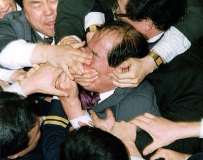 닥쳐 입닫쳐 입닫아 입입입 입막아 정치인 싸움 말못하게 입막고 싸우는 모습 국회의원 개판