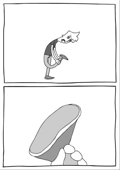 신발  밑창 보는 남자