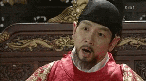 왕 심장 부여잡기 쓰러지는
