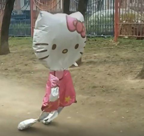 힘빠진 키티 풍선 축늘어진 퇴근길 허탈