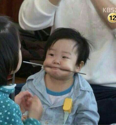 젓가락 물고 있는 아기 귀여운 입막음 예능