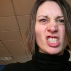 화난 표정 인상 얼굴 