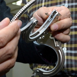 철컹 철컹철컹 수갑