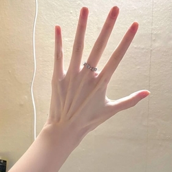 여자손 손 예쁜손 예쁜 여자 손가락 반지 피부