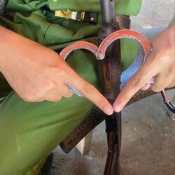 수갑 철컹 하트 경찰