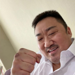 마동석 주먹 미소